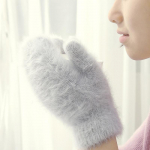 1 paar armsaid j&auml;nesevillaseid kindaid, naiste talvekindaid, t&auml;iss&otilde;rmekindaid, talvesooja tarvikuid valge