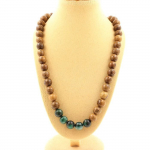 Pierres et Min&eacute;raux. Collier perles Emeraude de Zambie Qualit&eacute; 3A + bois 8 mm. Chaine en Collier femmes, hommes. Taille personnalis