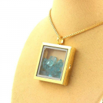 Pierres et Min&eacute;raux. Collier Apatite Paraiba brut. Mod&egrave;le carr&eacute;. Couleur Or.