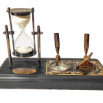 Isikup&auml;rastatav Lauapliiatsihoidja Liivakella ja Kompassiga, K&auml;sitsi Valmistatud Kontorilaua Korraldaja, J&otilde;ulukujundus (8,66 tolli)