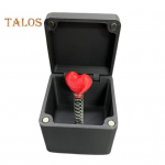 S&otilde;brap&auml;eva roosi kinkekarp Kevadel h&uuml;ppav punane lilleline armastuss&uuml;da &uuml;mbrises T&ouml;&ouml;lauakaunistus Kiusamine Paar Peres&otilde;brad Kevad rekvisiidid Gag King Love Heart