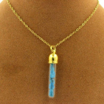 Pierres et Min&eacute;raux. Collier Apatite bleu neon brut. Mod&egrave;le tube. Couleur Or.
