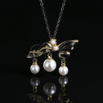 Elegantne must ja kuldne kahev&auml;rviline naiste kaelakee Kvaliteetne tuti p&auml;rlitega ripats Uus pidulik kaelakee lille ripats must