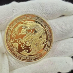 &Uuml;ksik Draakon M&auml;ngimas Helmeid Draakoni Aasta Medal 2024 Sodiaagim&auml;rk Draakoni Aasta M&auml;lestusm&uuml;nt Kullatud Metallk&auml;sit&ouml;&ouml; V&auml;ikesed Kingitused 40*1.5mm