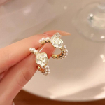 Korea Camellia Pearl Stud k&otilde;rvar&otilde;ngad naistele Mitmek&uuml;lgse disainiga atmosf&auml;&auml;riga magusad k&otilde;rvar&otilde;ngad C kujuga k&otilde;rvaehted naistele nagu n&auml;idatud v&auml;rv