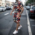 suvine meeste kaheosaline 3D-ruuduline lapiline l&uuml;hikeste varrukatega l&uuml;hikeste p&uuml;kste komplekt meeste uudne ja loominguline moekomplekt meeste riided S