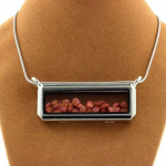 Pierres et Min&eacute;raux. Collier Spinelle brut. Mod&egrave;le rectangle.