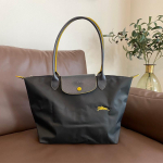 Uus disainkott nailonist naiste k&auml;ekotid logoga Dumpling Beach Bag Luksuslikud kaubam&auml;rgiga ostukotid nahast k&auml;epidemega kandekotid L 31cm