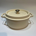 Premium malmist emailiga pott: Mittenakkuv, katmata hautis, paja- ja supipott, multifunktsionaalne k&ouml;&ouml;gin&otilde;u. White exterior, black interior