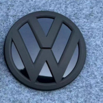 VOLKSWAGENi jaoks Sobib Volkswagen T6 heledale mustale h&otilde;bedasele matt 170mm esiradiaatoriv&otilde;re logo+130mm tagaluugi logo c gray