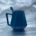 Kruus Lihtne pol&uuml;eedriline geomeetriline tass keraamilise kattega lusikas kohvitass paaritass joogivee kruus p&otilde;hjamaises stiilis sinine