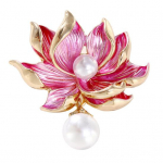 Naiste pross lootose lille kujuga kunstp&auml;rlitega sisekujundus kontrastv&auml;rviga realistlik lill, luksuslik roosa