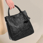 Ehtsast nahast naiste kott, reljeefne k&auml;sitsi kandekott, suure mahutavusega &auml;mbrikott, &uuml;lemise kihiga veisenahast &uuml;he &otilde;la ristkott must