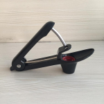 Cherry Pitter Tool Cherries Corer Pitter Tool roostevabast terasest puuviljaaugu eemaldaja lukukujundusega kirsimoosi jaoks must