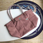 Uus disainkott nailonist naiste k&auml;ekotid logoga Dumpling Beach Bag Luksuslikud kaubam&auml;rgiga ostukotid nahast k&auml;epidemega kandekotid L 31cm roosa