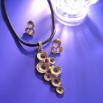 Moekas kaelakee ja k&otilde;rvar&otilde;ngaste komplekt