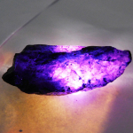 Hiiglaslik Suurus 64,65 ct Looduslik SERTIFITSEERITUD Lilla Tanzaniit L&otilde;ikamata Toores Lahtine V&auml;&auml;riskivi 46 mm approx lilla