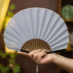 Jaapani stiilis retro kesta kujuline ventilaator siidkangas bambusest kokkupandavad ventilaatorid ripatsiga pulmadeks k&auml;si-ventilaatorid &uuml;hev&auml;rviline kumer ventilaatorikate sinine