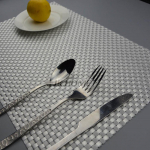 4 tk/partii Luksuslik kootud &otilde;htus&ouml;&ouml;gialused PVC lauamatid Parimad kuldsed h&otilde;bedased lauan&otilde;ud K&ouml;&ouml;gilauapadjad T&ouml;&ouml;riistad 4pcs valge