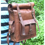 K&auml;sitsi valmistatud Ehtne kitse nahast Rulluva kattega Seljakott Rucksack reisiks Ratturite kott 15 X 17 X 23 pruun