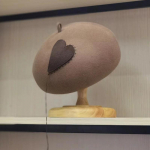 2022 uus mood l&auml;&auml;ne stiilis suur armastuse kleebis v&auml;ike silt villane barett naised vintage maalikunstnik m&uuml;ts mood viltk&uuml;bar must