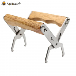 Puidust k&auml;epidemega mesilaste raami hoidik &ndash; Mesitaru tarvikud &ndash; Mesinduse tarvikud &ndash; Mesilaste t&ouml;&ouml;riistad