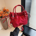 Pingutusn&ouml;&ouml;ri disainiga Crossbody kott naistele Punane plisseeritud k&auml;eshoitav kott Naistele Uus pehmest nahast &auml;mbriga &uuml;he &otilde;lakott (20cm<Max Length<30cm)