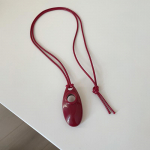 U-kujuline veetilga metallist ripats, must k&ouml;iega kaelakee, lihtne mitmek&uuml;lgne kaelakett, kampsunikett.