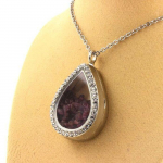 Pierres et Min&eacute;raux. Collier Rubis brut. Mod&egrave;le goutte.