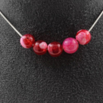 Pierres et Min&eacute;raux. Collier 5 perles Agate craquel&eacute; rouge 8 mm Chaine en acier inoxydable.