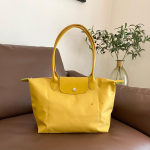 Uus disainkott nailonist naiste k&auml;ekotid logoga Dumpling Beach Bag Luksuslikud kaubam&auml;rgiga ostukotid nahast k&auml;epidemega kandekotid L 31cm
