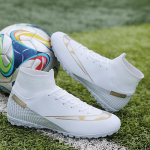 K&otilde;rge s&auml;&auml;rega kunstmurunahast jalgpallisaapad pikkade nuppudega meestele ja naistele - Ideaalne v&otilde;istlusteks ja treeninguteks. 42