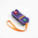 220V &uuml;hefaasiline as&uuml;nkroonmootoriga t&otilde;stuk kahekondensaatoriga, suure v&otilde;imsusega juhtmevaba kaugjuhtimispult ning edasi- ja tagasik&auml;igu juhtimisseadmed.