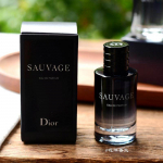 Dior Sauvage Eau de Parfum 10ml - Rikkalik, puidune l&otilde;hn, mis on keerukas, elegantne ja kauap&uuml;siv.