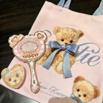 Flower Knows SWEETIE BEAR Meigikarp Kingituskomplekt K&otilde;ik-&uuml;hes Parf&uuml;&uuml;m S&auml;delev Lauv&auml;rvipalett P&otilde;sepuna Huulegeelikarbi 10 TK 08 gray