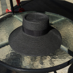 L&otilde;dvad mustad &otilde;lgk&uuml;barad naistele Koppk&uuml;bar Suvine rannak&uuml;bar Lai nokaga p&auml;ikesek&uuml;bar Derby reisimine Fedora k&uuml;bar must