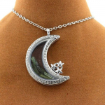 Pierres et Min&eacute;raux. Collier Tourmaline verte brut. Mod&egrave;le Lune.