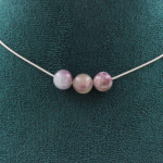 Pierres et Min&eacute;raux. Collier 3 perles Mica violet de Tanzanie 8 mm. Chaine en acier Collier femmes, hommes. Taille personnalisable.