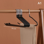 Metallist lahtised libisemiskindlad p&uuml;ksid, p&uuml;ksiriided, p&uuml;kste riidepuud valge