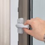 Akna ukse lengi lukk plastikust lasteturvaline akna ukse lengi lukk ohutushoob k&auml;epide p&uuml;hkimisriiv