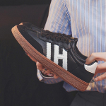 Kevadine klassikaline v&auml;rvilahendus Cortezi mitmek&uuml;lgsed valged kingad vabaaja spordijalatsid 40 must