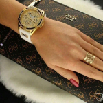 Guess Naiste 40mm Kuldne K&auml;ekell - Roostevabast Terasest Korpus Skelett-tahvel Valge Silikoonrihm GW0536L2