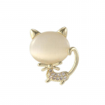 Teemantidega kassipoja kikilipsu pross, mis v&auml;ldib riidekapi talitlush&auml;ireid kassi pross, pandla, v&auml;ike n&ouml;&ouml;pn&otilde;el, krae n&ouml;&ouml;pn&otilde;el, kaelus, fikseeritud riiete aksessuaarid kuld