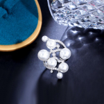 Reguleeritava suurusega CMM ainulaadne loominguline disain l&auml;ikiv valge kuupmeetrist tsirkooniumoksiidist kihluskunstlikud p&auml;rlitega s&otilde;rmused naistele Adjustable h&otilde;be