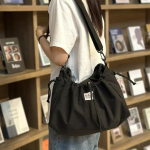 Kallistatav n&ouml;&ouml;riga crossbody kott 39x27x15cm must