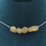 Pierres et Min&eacute;raux. Collier 4 perles Apatite jaune de Madagascar. Chaine en acier Collier femmes, hommes. Taille personnalisable.
