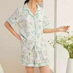 Lootoselehe lillega k&uuml;ljel koomiksiprindiga naiste lilla karugraafikaga l&uuml;hikesed pidžaamad suveks koduriieteks M