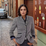 Helepruun ruuduline l&uuml;hike bleiser tumasinise viimistluse ja as&uuml;mmeetrilise n&ouml;&ouml;pidega esiosaga S hall v&auml;rv