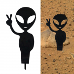 Kosmose tulnukas armas seisev siluett sise&otilde;ue &otilde;ue v&auml;likaunistusega aianduskunsti kuju A