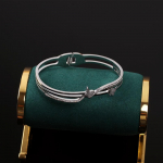 Lihtne v&otilde;rkpunane liblikas titaanist terask&auml;ev&otilde;ru t&uuml;drukutele ei tuhmu Moodne isiksuse k&auml;ev&otilde;ru h&otilde;be